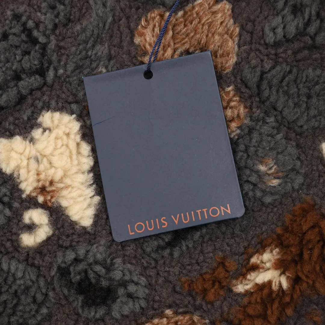 🅿️570 220Louis Vuitton & Nigo floral double-sided fleece sherpa jacket. The original version was purchased for 22200. It is made of 3D three-dimensional lamb wool. The light brown color of custom-woven nylon fabric is ordered and dyed according to the original version. It is comfortable to wear and doubles the thermal performance. The lapel stand-up collar has a two-wear zipper design, which is easy to put on and take off to change the style at will. One side is plush, soft and fashionable, and the gray and black base is embellished with round textures in autumn and winter colors, showing a natural moss-like atmosphere, which enhances the style of the outfit. The other side is smooth and cotton-covered, which has a better effect of keeping warm and cold in autumn and winter. With the leather label pattern, it gives a relaxed feeling when wearing it on the street. Unisex Size: XS-L